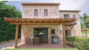 Patio nebo venkovní prostory v ubytování Stone Made Private Pool Villas Kriopigi