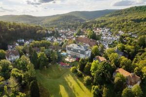 una vista aérea de una pequeña ciudad en las colinas en Falkenstein Grand, Autograph Collection, en Königstein im Taunus