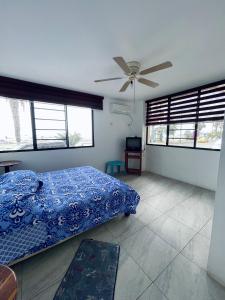 a bedroom with a bed and a ceiling fan at Departamento hermoso frente a chipipe in Salinas