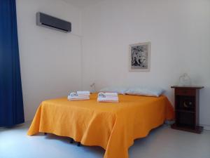 a room with a bed with two towels on it at Piccola Oasi di Pace in Santa Ninfa