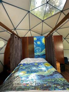 - une chambre avec un lit dans une tente dans l'établissement MANDALA CAMP, à Tomatlán