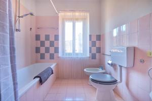 uma casa de banho rosa com um WC e um lavatório em Casa San Paolo em Verona