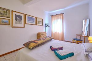 1 dormitorio con 1 cama con 2 toallas en Casa San Paolo, en Verona
