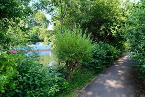a path next to a river with a boat in it at Milia House 2BR in Oxford Centre with free parking in Oxford