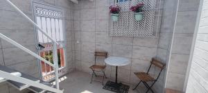 een kamer met een tafel en stoelen in een kamer bij Estudio Patio San Paulino II in Barbate