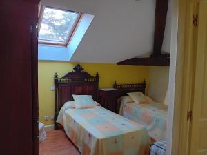 a bedroom with two beds and a window at Casa Los Lomas in Arenas de Iguña