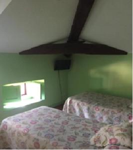 1 dormitorio con 2 camas y ventana en Casa Los Lomas, en Arenas de Iguña