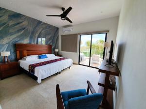 - une chambre avec un lit et un ventilateur de plafond dans l'établissement Residence 8 min from the beach, à Puerto Morelos