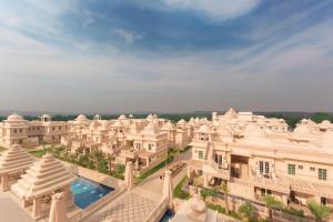 eine Luftansicht eines Herrenhauses mit Pool in der Unterkunft ITC Grand Bharat, a Luxury Collection Retreat, Gurgaon, New Delhi Capital Region in Gurgaon