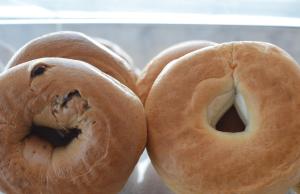 dos donuts sentados uno al lado del otro en Residence Inn Pleasanton, en Pleasanton