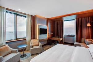 Postel nebo postele na pokoji v ubytování Sheraton Grand Samsun Hotel