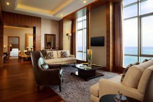 TV a/nebo společenská místnost v ubytování Sheraton Grand Samsun Hotel