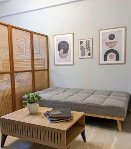 een woonkamer met een bank en een salontafel bij Beautiful 1 bedroom flat near Olympic Stadium in Athene