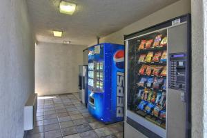 una tienda con una máquina de refrescos en una habitación en Motel 6-West Sacramento, CA en West Sacramento
