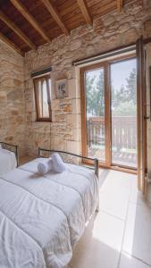 Postel nebo postele na pokoji v ubytování Stone Made Private Pool Villas Kriopigi