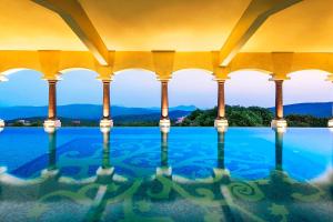 een uitzicht vanaf het overloopzwembad van een resort bij Le Meridien Mahabaleshwar Resort & Spa in Mahabaleshwar