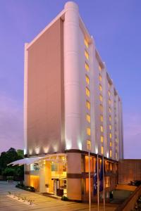 艾哈邁達巴德的住宿－艾哈邁達巴德福朋喜來登酒店，一座白色的大建筑,灯火通明