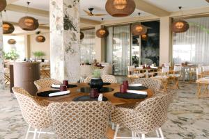 Um restaurante ou outro lugar para comer em Papagayo Beach Resort