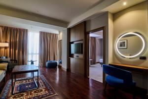 Televiisor ja/või meelelahutuskeskus majutusasutuses Radisson BLU Hotel Yerevan