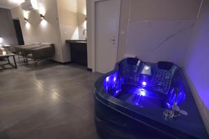 a blue bathtub with a purple light in a room at מלון הברון in Ramat Eliyyahu