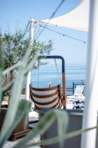 une chaise sur une terrasse couverte avec l'océan en arrière-plan dans l'établissement Relax Sozopol, à Sozopol