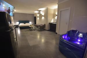 Μια τηλεόραση ή/και κέντρο ψυχαγωγίας στο מלון הברון