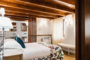 Postel nebo postele na pokoji v ubytování Blerina's Agritourism Concept