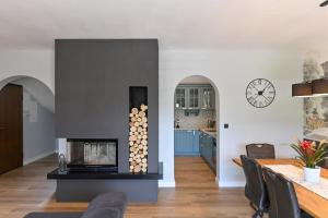 Posedenie v ubytovaní Villa Suzana with Heated Pool and outdoor billiards