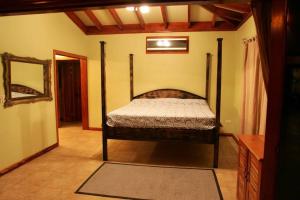 a bedroom with a bed in a room at Villa Pavones in Pavones