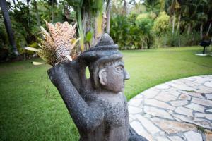 a statue of a person holding a pineapple at Villa Pavones in Pavones
