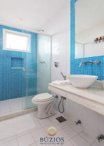 a bathroom with a toilet and a sink and a shower at BZ36 Casa com piscina privativa - Centro de Búzios in Búzios