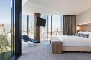 een hotelkamer met een bed en een groot raam bij Courtyard by Marriott Szczecin City in Szczecin