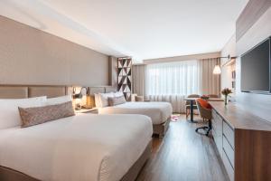 ein Hotelzimmer mit 2 Betten und einem Schreibtisch in der Unterkunft Residence Inn by Marriott Bogota in Bogotá