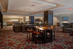 um átrio com uma mesa e cadeiras e um sofá em Four Points by Sheraton Peoria em Peoria