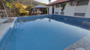 uma piscina com água azul numa casa em Casa dos Avós em Vouzela