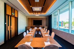 a conference room with a long table and chairs at Sheraton Novi Sad in Novi Sad