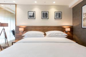 Giường trong phòng chung tại Sheraton Novi Sad
