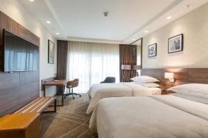 Giường trong phòng chung tại Sheraton Novi Sad