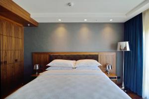 Giường trong phòng chung tại Sheraton Novi Sad