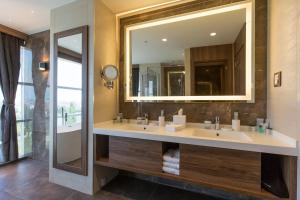 Phòng tắm tại Sheraton Novi Sad
