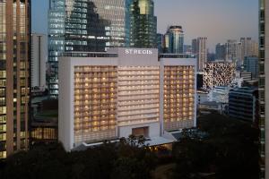 ein Gebäude mit einem Schild darauf in einer Stadt in der Unterkunft The St. Regis Jakarta in Jakarta