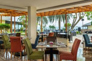 un ristorante con tavolo, sedie, tavoli e sedie e chairsktop di Sheraton Djibouti a Gibuti