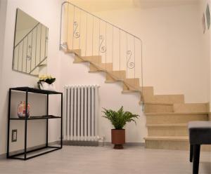 ein Wohnzimmer mit einer Treppe und einer Topfpflanze in der Unterkunft Malcesine with Charme - Family&friends Superior 2 bedrooms apartment in Malcesine