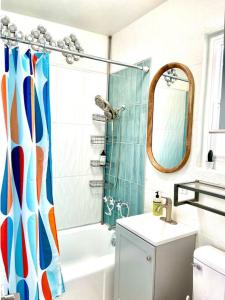 A bathroom at The Flamingo Palms private 1bd 1ba Unit in Duplex Még 15 kép