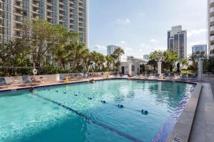 una gran piscina de agua azul en una ciudad en Florida Sunrise with Pool and Hot Tub en Miami