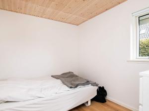 TørresøにあるTwo-Bedroom Holiday home in Otterup 11の白い壁のベッドルーム1室(ベッド1台付)