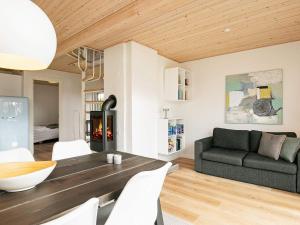 TørresøにあるTwo-Bedroom Holiday home in Otterup 11のリビングルーム(テーブル、ソファ付)