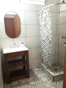 y baño con ducha, lavabo y espejo. en El Bosquecito, Casita rodeada de bosque en San Esteban