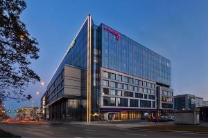 een gebouw met een bord aan de zijkant bij Moxy Szczecin City in Szczecin