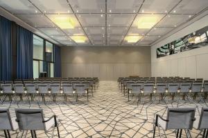 una sala de conferencias vacía con sillas y una pared en Sheraton Berlin Grand Hotel Esplanade, en Berlín